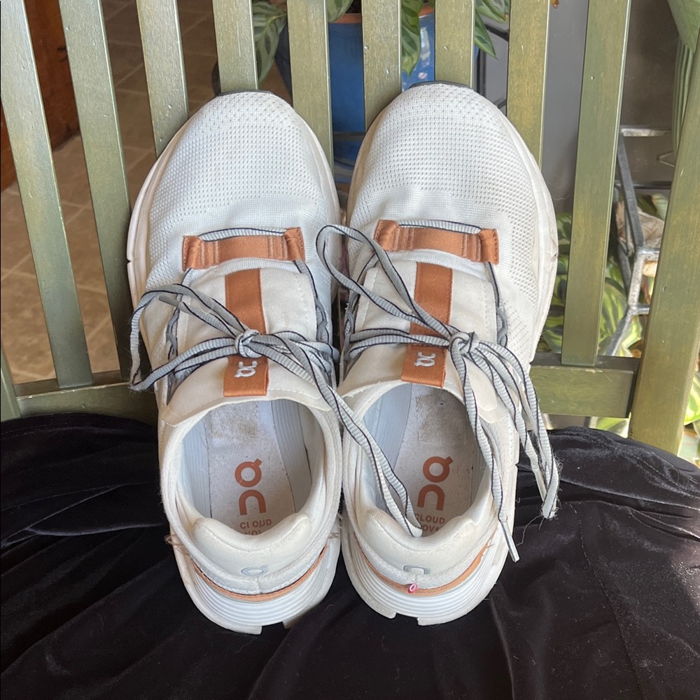 On cloud running walking shoes. Sz 41, 9.5 women’s.